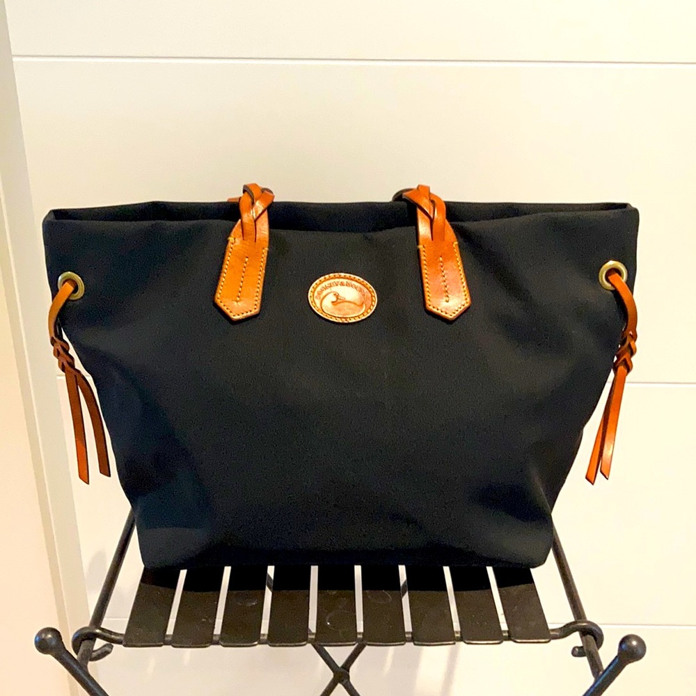Dooney & Bourke blk tote